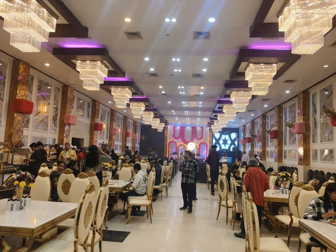 Guests dining beneath crystal chandeliers